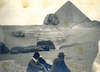 שניים מחברי קבוצת הסטודנטים והמתעמלים על רקע הספינקס והפירמידה של מֶנְקָאוֹרֶה, גיזה, מצרים.