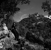 אישה ליד מונפור הצלבנית בגליל העליון