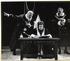 אברהם בן יוסף (משמאל) עם חנה מרון (המלכה אליזבת) וזלמן לביוש בהצגה 'מריה סטיוארט', תיאטרון הקאמרי.