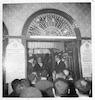 נשיא תוניסיה, חביב בורגיבה (במרכז) בפתח בית הכנסת 'אלגריבה', ג'רבה, תוניסיה.