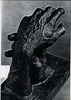 פסל "מאבק היצר הטוב ביצר הרע: ידיים', (מבט על) פרי יצירתו של הפסל מרדכי כפרי, בנגזי לוב.