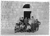 תמונה קבוצתית של ילדי מועדון מזכרת משה בטיול שנתי לעבדת.