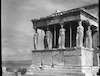 חזית מקדש אתנה ובו פסלי נשים (קריאתידות), האקרופוליס, אתונה, יוון.