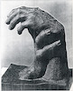 פסל "מאבק היצר הטוב ביצר הרע: ידיים', (מבט מהצד) פרי יצירתו של הפסל מרדכי כפרי, בנגזי לוב, 1 מתוך 2.