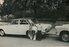 מימין לשמאל: הנכדים רון ומיכל קציר וטלי לבנת ליד המכונית של סבם קסטנר, יהושוע.
