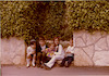 האחים רון מיכל ויואב ילדיהם של עפרה לבית ברכיהו ויצחק קציר, חצר בית המשפחה, חיפה.