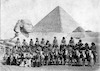 חיילי גדוד נהגי הפרדות ליד הפירמידות במצרים.