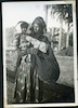 אישה עיראקית עם תינוק, בגדאד, עיראק.