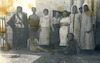 קבוצת נשים איכריות ושני ילדים (יושבים) וגבר חבר בארגון "השומר (משמאל), כפר תבור (מסחה).