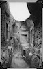 כניסה לאתר קבורה (קטקומבות) עם גומחות מלבניות חצובות בסלע, שיח' אברק.