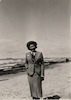 רות רוטשילד לבושה בחליפה מהודרת, שפת הים, תל-אביב.