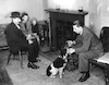 משפחה אנגלית טיפוסית יושבת ליד האח בביתה בסיום מלחמת העולם השנייה, לונדון, אנגליה.