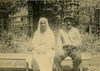 שלמה חמדי לוי ופנינה (לבית דנוך) יושבים על ספסל, גמנסיה עברית, שכונת רחביה, ירושלים.