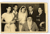 החתן ראובן דסה והכלה שרה לבית כהן ביום חתונתם בתצלום עם בני משפחה.