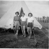 רחל ליברמן-כפרי (מימין) ושתי חברתותיה בפתח אוהל, קורס לפלוגות הסעד באירופה בחסות אונר"א.