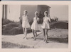 ילדות קיבוץ חולדה לבושות בבגדי מחול בסמוך לבית הילדים, קיבוץ חולדה.