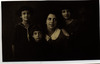 משפחת אדלר, מימין: מרים, אסתר (אם המשפחה), מיכאל, ואביבה (בן-עמי), תל-אביב.