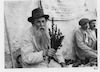 יהודי מבוגר מחזיק בידו הדס, אחד מארבעת המינים של חג הסוכות – הספרייה הלאומית