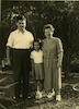 מימין לשמאל: זלמה וייל לבית אלק, עם אחינייה חנה מרגלית וברוך אלק.