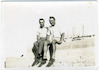 אהרון בידא אילן (משמאל) עם גצל קרן. השנים יושבים על קיר מבנה בתהליך בניה, מושב באר-טוביה.