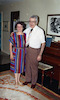 הזוג ד"ר רבין ורעייתו בביתם בוושינגטון, ארצות הברית.