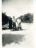 אהרון בידא אילן (עומד במרכז) עם חברים על דרך תחומה בשדרת פיקוסים וגדר חיה, מושב באר-טוביה.