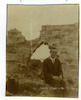 ד"ר משה בן דוד על רקע של קיר במבנה חרב.