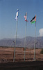 דגלי ישראל, ירדן וארצות הברית מונפים בטקס חתימת הסכם השלום בין ישראל לירדן, מסוף הערבה.