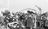 הורים שכולים באנדרטת גדוד 66 בגבעת התחמושת; חברון, מאי 1969 – הספרייה הלאומית