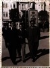 דובק [תצלום של שלושה אנשים צועדים ברחוב] – הספרייה הלאומית