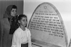 ילדי אחד מקורבנות דיכוי היהודים מצד הממשלה העיראקית מוצג בתמונה בבית הכנסת "אוהל שם" בפרדס כץ.