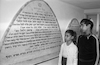 ילדי אחד מקורבנות דיכוי היהודים מצד הממשלה העיראקית מוצג בתמונה בבית הכנסת "אוהל שם" בפרדס כץ.