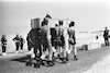 חיילים מצריים נושאים ארונות המבלך החזרת גופות של חיילים ישראלים שנפלו במלחמת ששת הימים.