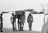 חיילים מצריים נושאים ארונות המבלך החזרת גופות של חיילים ישראלים שנפלו במלחמת ששת הימים.