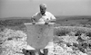 אריאל שרון מבקר באזור קרני שומרון ומספר לעיתונות על כוונתו להרחיב את ההתנחלות הקיימת – הספרייה הלאומית