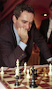 אלוף האולם בשחמט, גארי קספרוב, הפסיד לנתן שרנסקי, מתנגד המשטר הסובייטי וכיום שר בממשלה, במשחק סימולטני בירושלים – הספרייה הלאומית