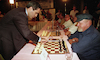 אלוף האולם בשחמט, גארי קספרוב, הפסיד לנתן שרנסקי, מתנגד המשטר הסובייטי וכיום שר בממשלה, במשחק סימולטני בירושלים.
