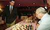 אלוף האולם בשחמט, גארי קספרוב, הפסיד לנתן שרנסקי, מתנגד המשטר הסובייטי וכיום שר בממשלה, במשחק סימולטני בירושלים.