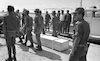 שתי גופות של חיילים מצריים הוחזרו למצרים באמצעות הצלב האדום בקנטרה שליד תעלת סואץ – הספרייה הלאומית
