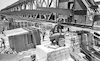 חיל ההנדסה של צה"ל בונה גשר ביילי מעל נחל מוסררה (איילון) – הספרייה הלאומית