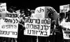 המפלגה הקומוניסטית רק"ח הפגינה מול שגרירות ארה"ב בתל אביב בקריאה לנסיגת ארה"ב מווייטנאם – הספרייה הלאומית