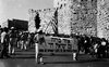 היום האחרון בצעדת שלושת הימים כשהקבוצות הצועדות נכנסו לירושלים – הספרייה הלאומית