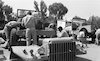 חיילי חיל החימוש מרכיבים רכב צבאי – הספרייה הלאומית