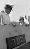 מפקד צי ספינות הטילים של חיל הים, אלוף משנה שבתאי לוי, עם משפחתו – הספרייה הלאומית