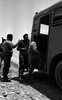 קבוצת מחבלים ערבים נכנעים ליחידת צה"ל אחרי שהסתננו לישראל מירדן – הספרייה הלאומית
