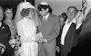 ארנון (נוני) מוזס, הבעלים של ידיעות אחרונות, ואביו נח מוזס, השתתפו בחתונה ב-28 בינואר 1972.