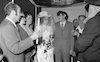 ארנון (נוני) מוזס, הבעלים של ידיעות אחרונות, ואביו נח מוזס, השתתפו בחתונה ב-28 בינואר 1972.