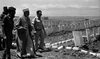 הקאדי של חיפה, שייח זועבי מוקדט, ביקר בקבר הצבאי הזמני של החיילים הסורים שנפלו במלחמת יום כיפור זמן קצר לפני שהגופות יוחזרו לסוריה – הספרייה הלאומית