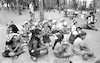 תלמידי בית ספר מבלים את חופשת הקיץ שלהם בקייטנה בפארק הירקון בתל אביב – הספרייה הלאומית