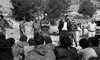 שר הביטחון שמעון פרס מדבר עם קבוצת חיילים – הספרייה הלאומית